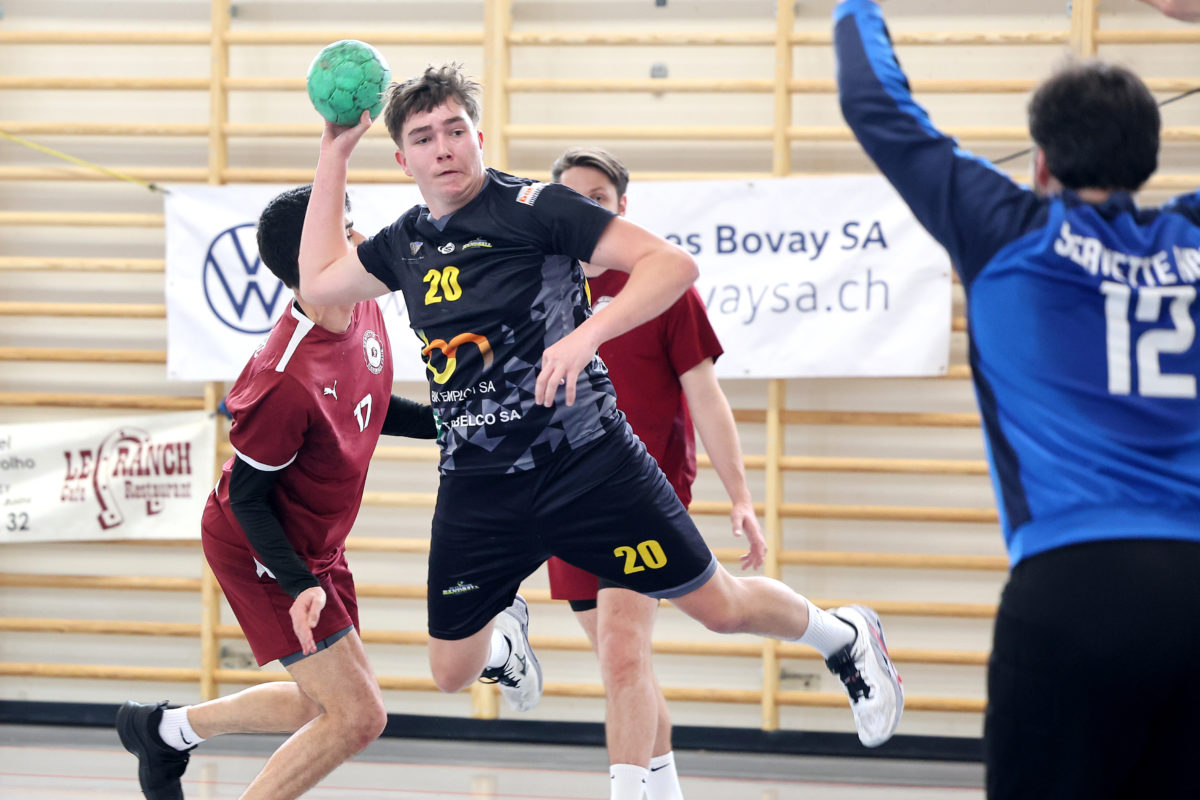 Action de jeu lors d'un match de l'US Yverdon Handball dans la salle Léon-Michaud.