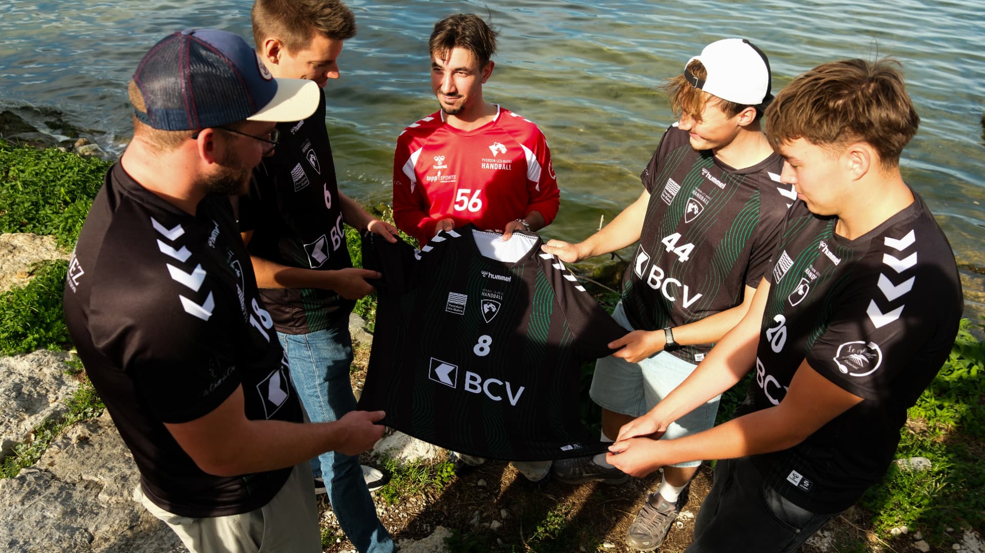 Joueur de l'équipe Hommes 1 en maillot au bord du lac
