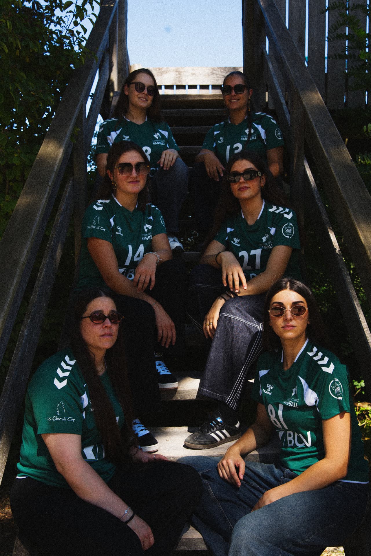 Joueuses de l'équipe Dames 1 sur des escaliers